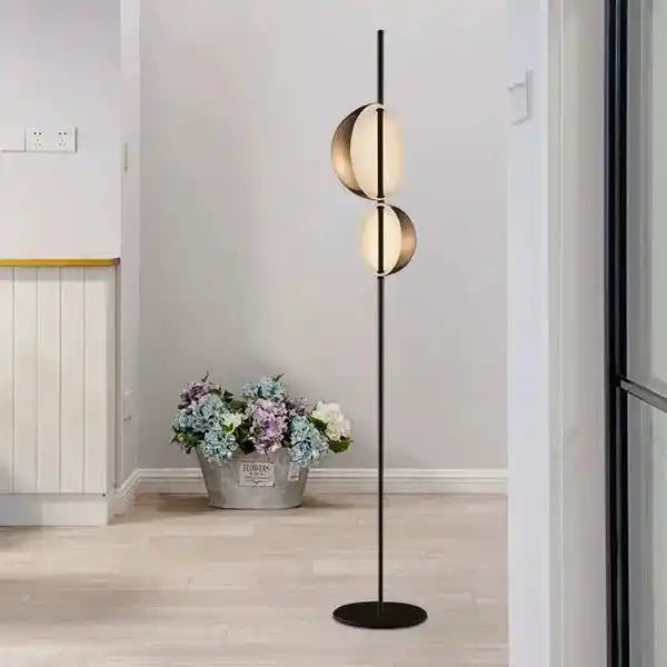 Nowoczesna lampa podłogowa czarna z dwoma kulistymi kloszami w jasnym wnętrzu