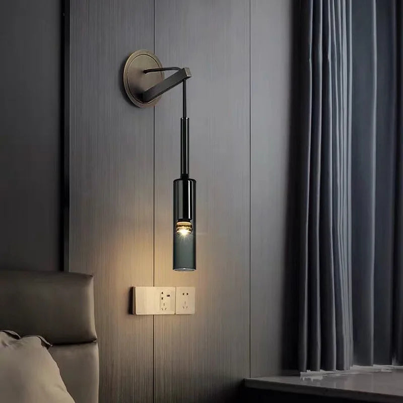 Nowoczesna lampa ścienna SterilAir z czarnym metalowym ramieniem i szklanym kloszem przy łóżku