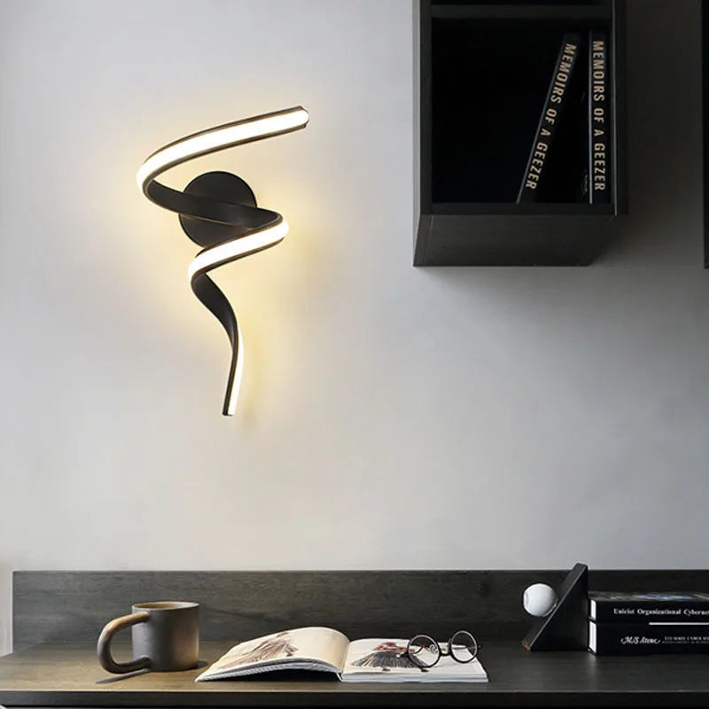 Nowoczesna czarna lampa ścienna od DARHYN o spiralnym kształcie z miękkim białym światłem