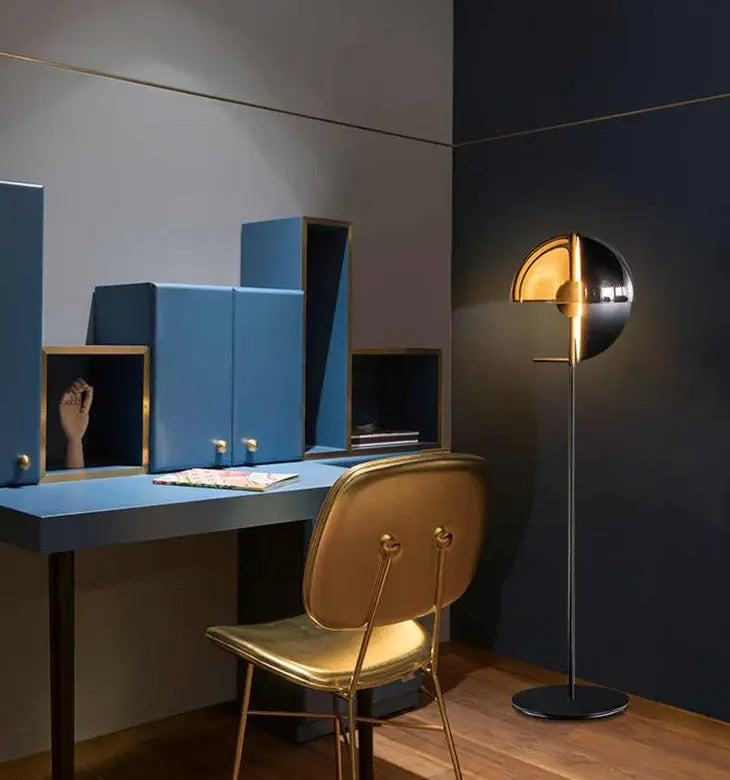 Nowoczesna lampa stojąca YANKE o unikalnym półokrągłym designie w eleganckim wnętrzu przy biurku