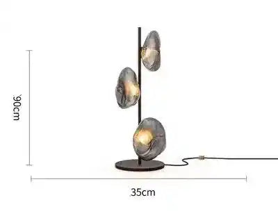 Nowoczesna lampa stojąca z trzema źródłami światła na czarnej podstawie