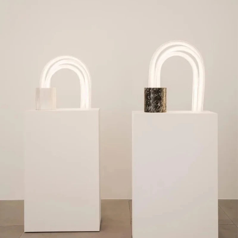 Nowoczesna Lampa Stołowa od HomeLover z unikalnym łukowatym designem i minimalistyczną podstawą