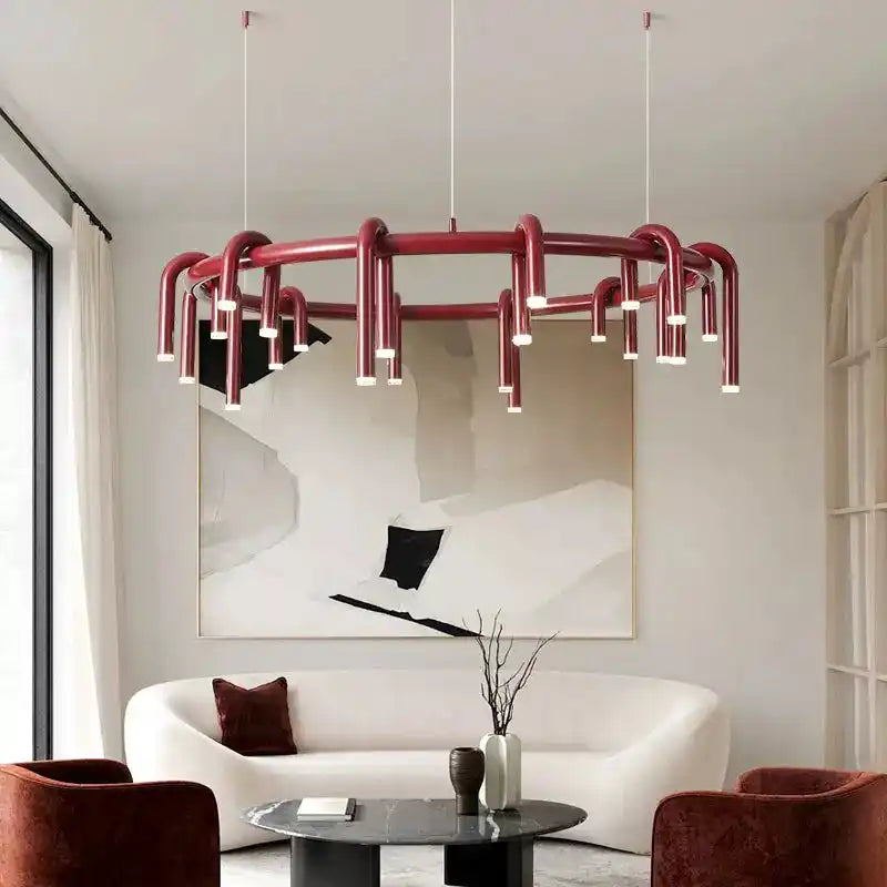 Nowoczesna lampa sufitowa w kolorze bordowym zawieszona nad stolikiem w salonie