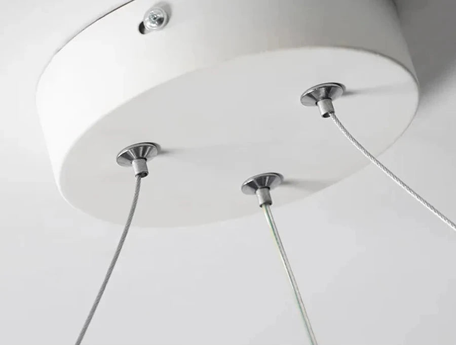 Nowoczesna lampa na stalowych linkach od producenta ASCELINA montowana do sufitu