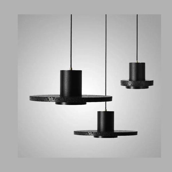 Czarna lampa wisząca Tavora z trójpoziomowym kloszem z betonu