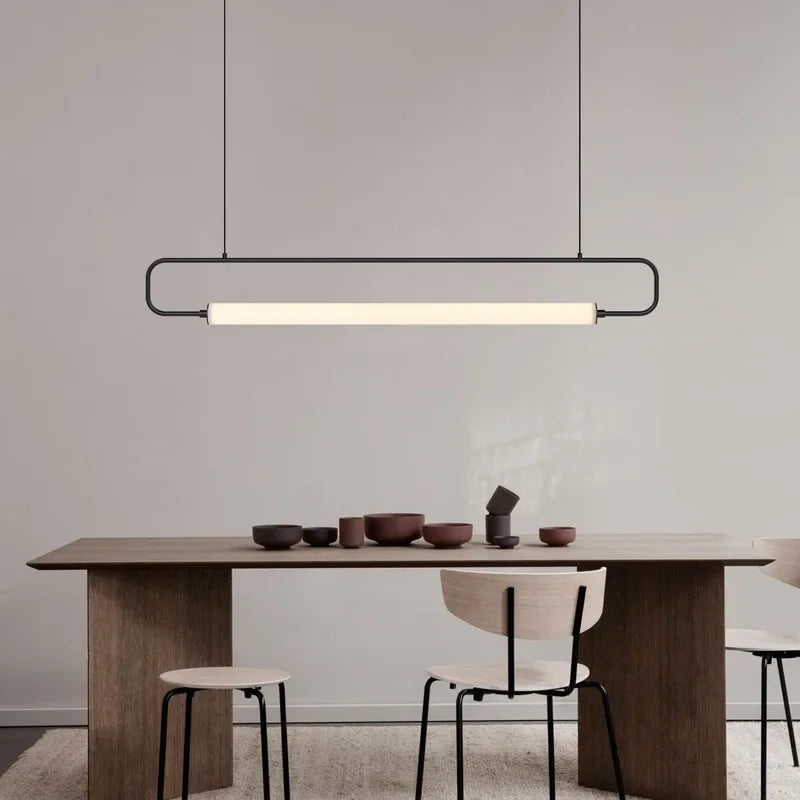 Nowoczesna lampa wisząca TAONUANSHU nad drewnianym stołem w minimalistycznym wnętrzu jadalni