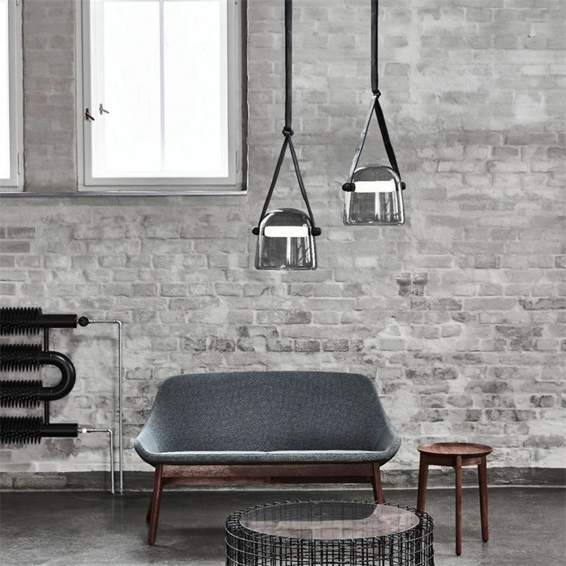 Nowoczesna lampa wisząca ZYZAO z szklanymi kloszami w stylowym wnętrzu z loftowym wykończeniem