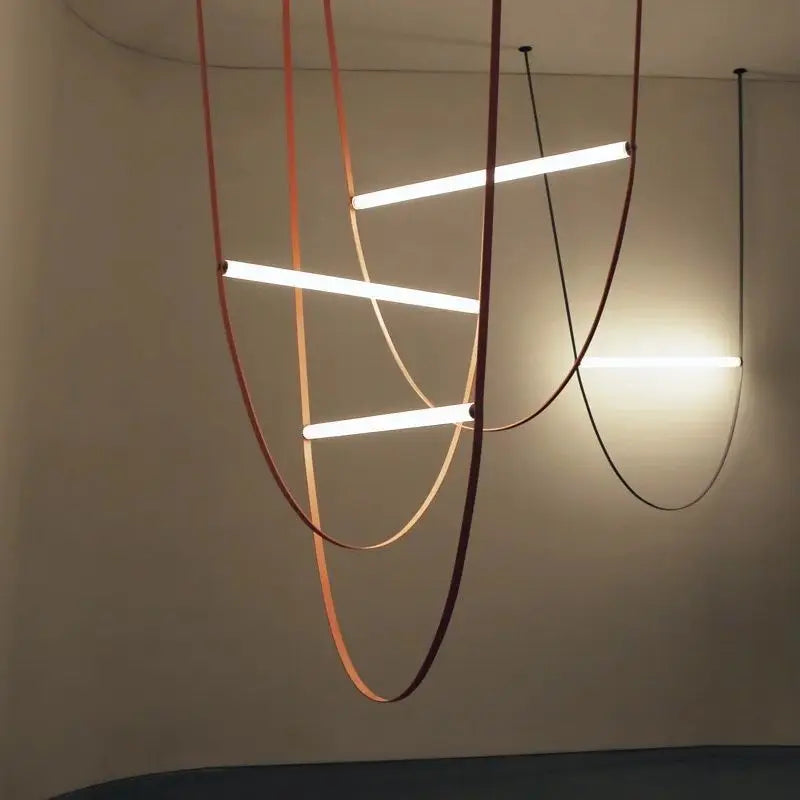 Nowoczesna lampa ze skórzanym paskiem Lunairé w minimalistycznym wnętrzu