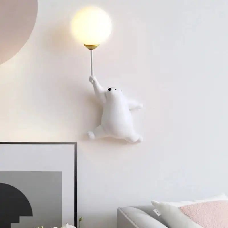 Lampy dla dzieci JIANKEXING w kształcie białego misia trzymającego kulistą lampę ścienną
