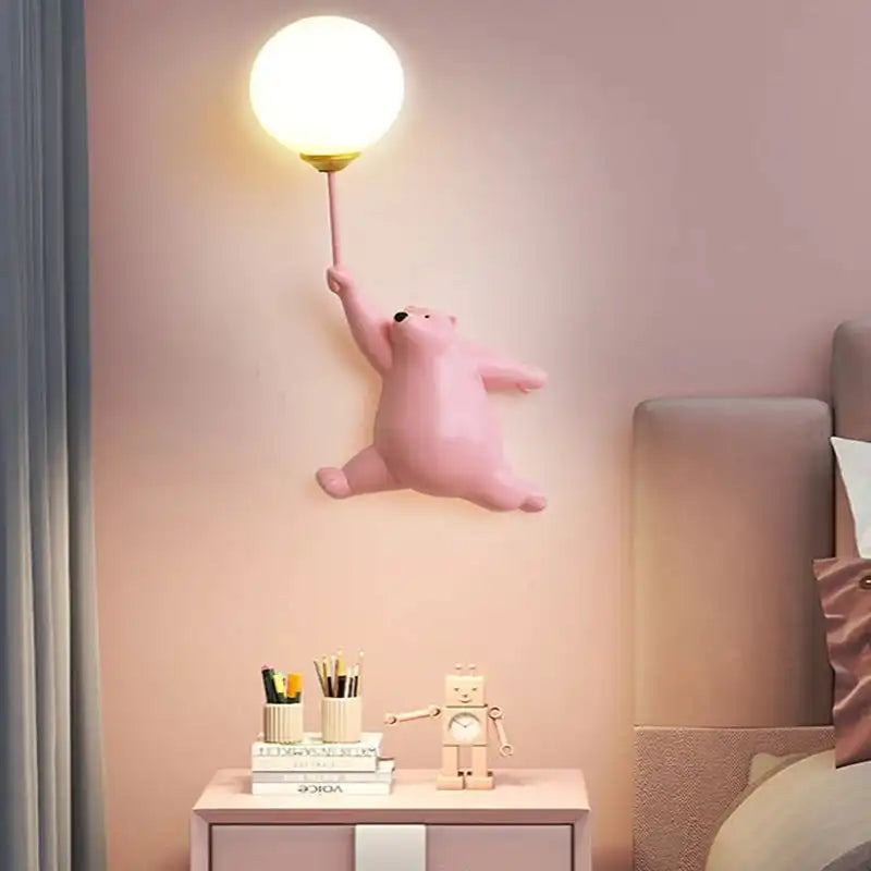 Lampy dla dzieci JIANKEXING z różowym misiem trzymającym kulistą lampę na ścianie w pokoju dziecięcym