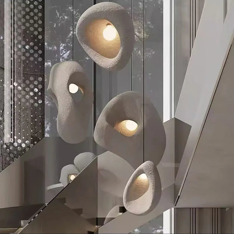 Nowoczesne lampy wiszące w nietypowych kształtach, idealne do eleganckich wnętrz