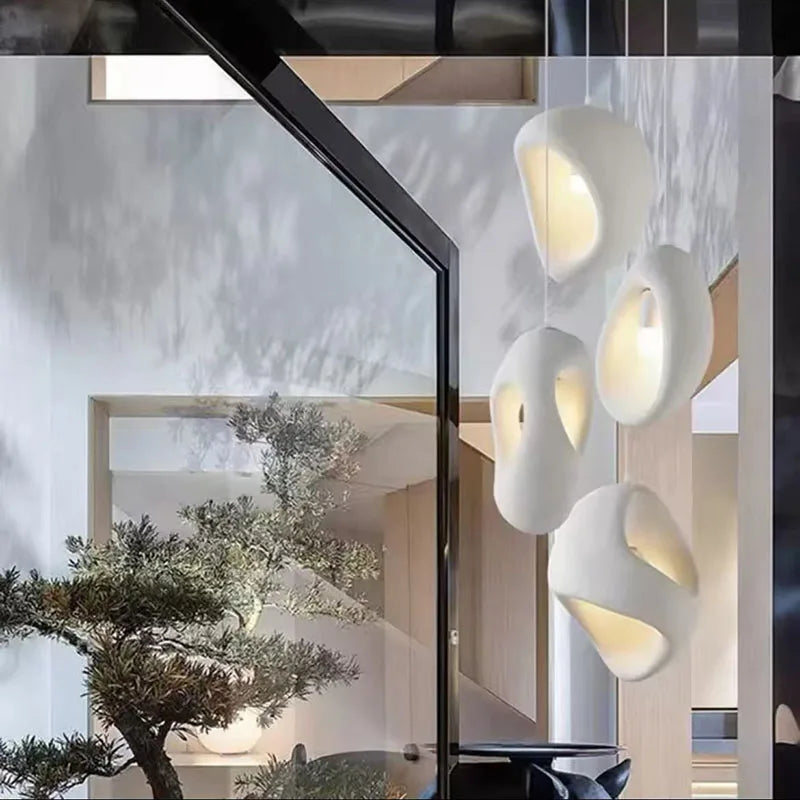 Nowoczesne lampy wiszące w minimalistycznym wnętrzu z eleganckim designem