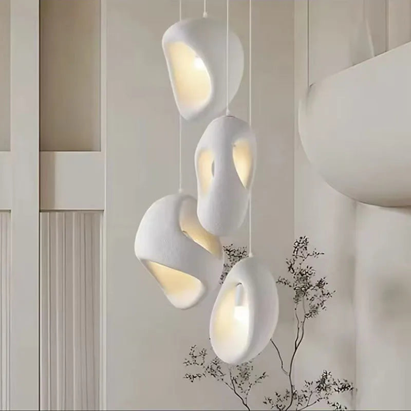 Nowoczesne lampy wiszące w kształcie organicznych form z ciepłym światłem dla stylowego wnętrza
