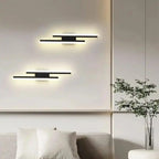 Nowoczesne czarne lampy ścienne LED z minimalistycznym designem na białej ścianie w salonie