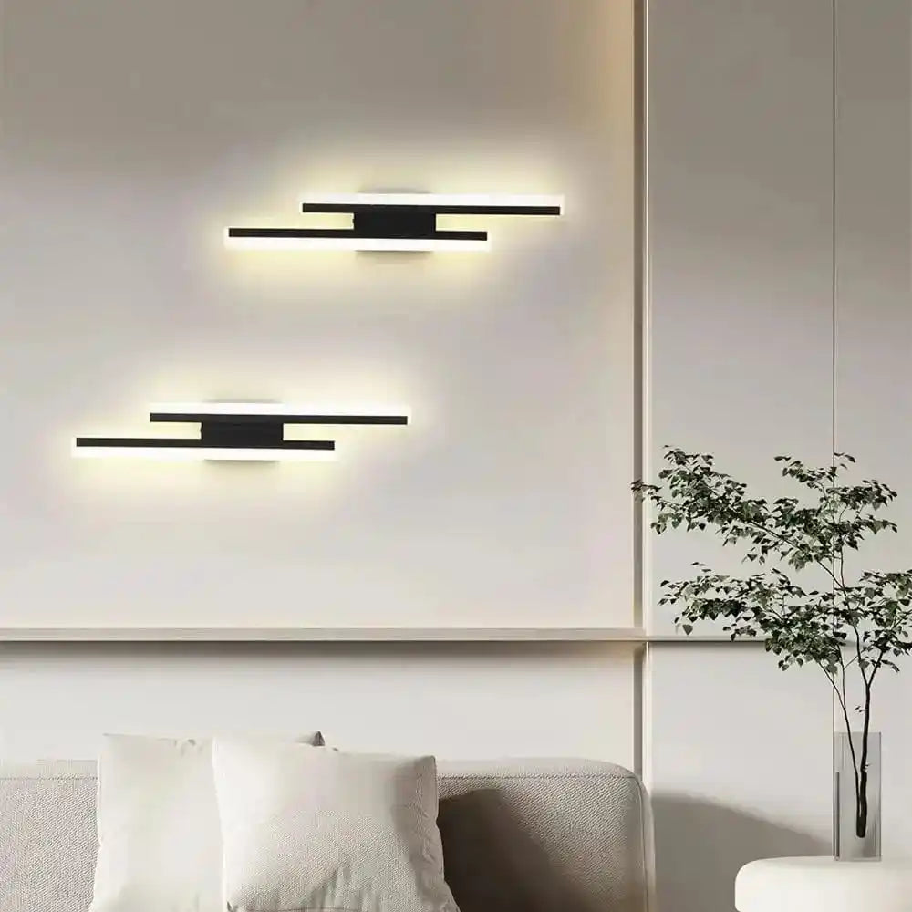 Nowoczesne czarne lampy ścienne LED z minimalistycznym designem na białej ścianie w salonie