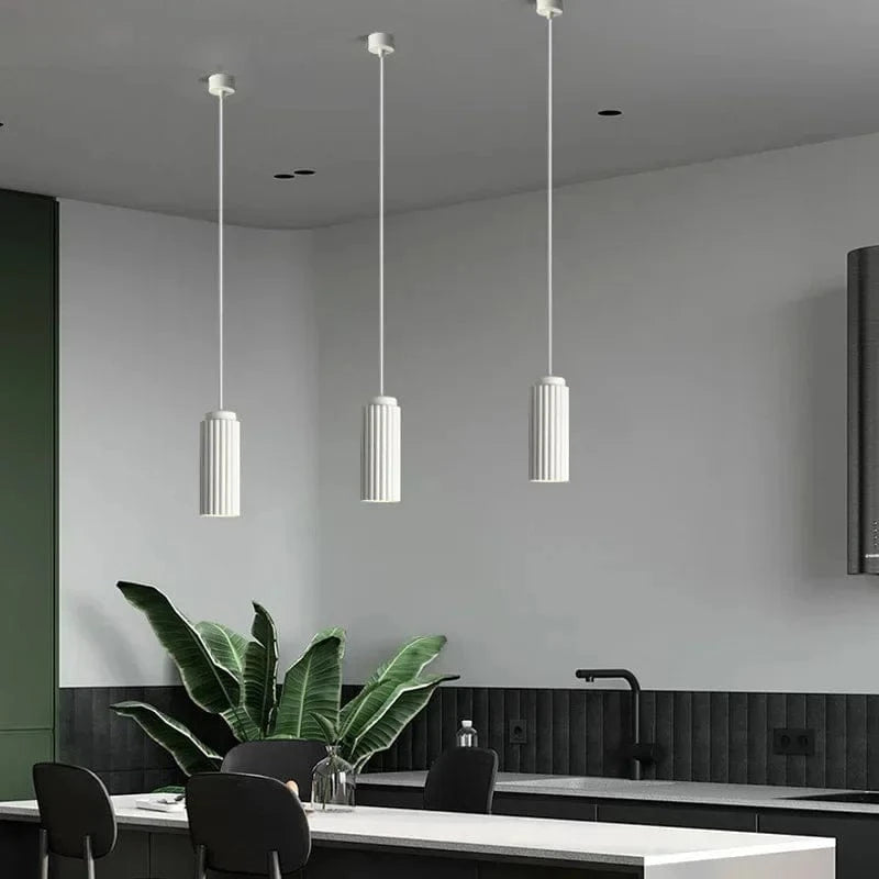 Nowoczesne lampy wiszące JOYINLED białe cylindryczne w minimalistycznej kuchni z czarnymi krzesłami