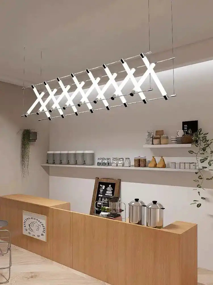 Nowoczesne lampy wiszące z geometrycznym wzorem świetlnym nad barem w minimalistycznym wnętrzu