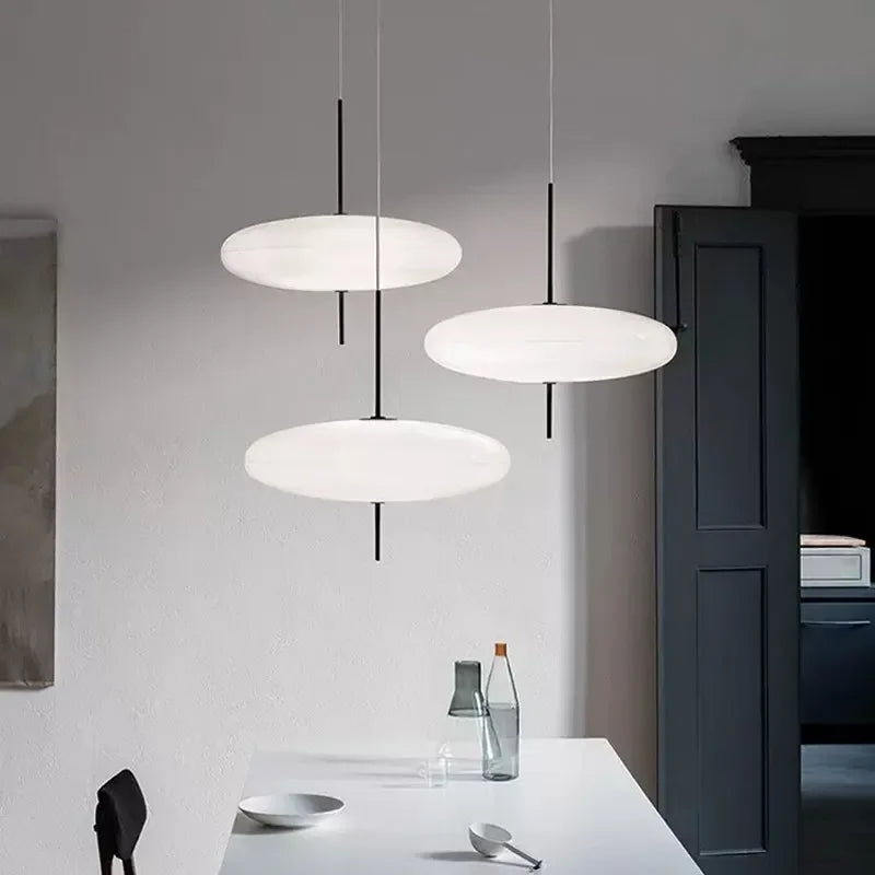 Nowoczesne lampy wiszące JIANKEXING o minimalistycznym designie w białym kolorze nad stołem