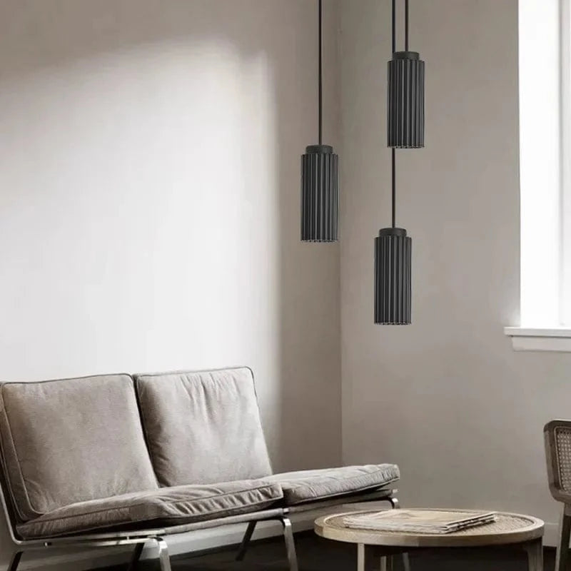 Nowoczesne lampy wiszące JOYINLED w czarnym kolorze nad szarą sofą w minimalistycznym wnętrzu