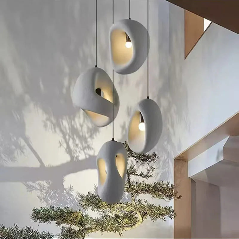 Nowoczesne lampy wiszące w kształcie organicznych form, idealne do nowoczesnych wnętrz