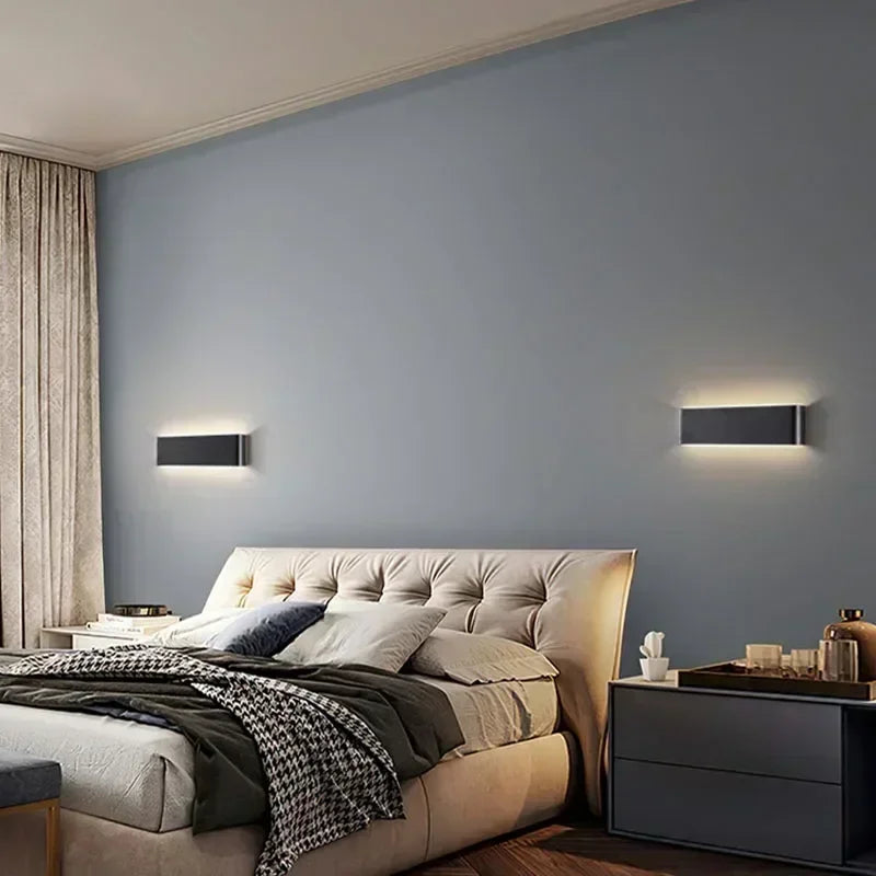 Nowoczesny kinkiet TravelEase w sypialni z łóżkiem i szarymi ścianami o minimalistycznym designie