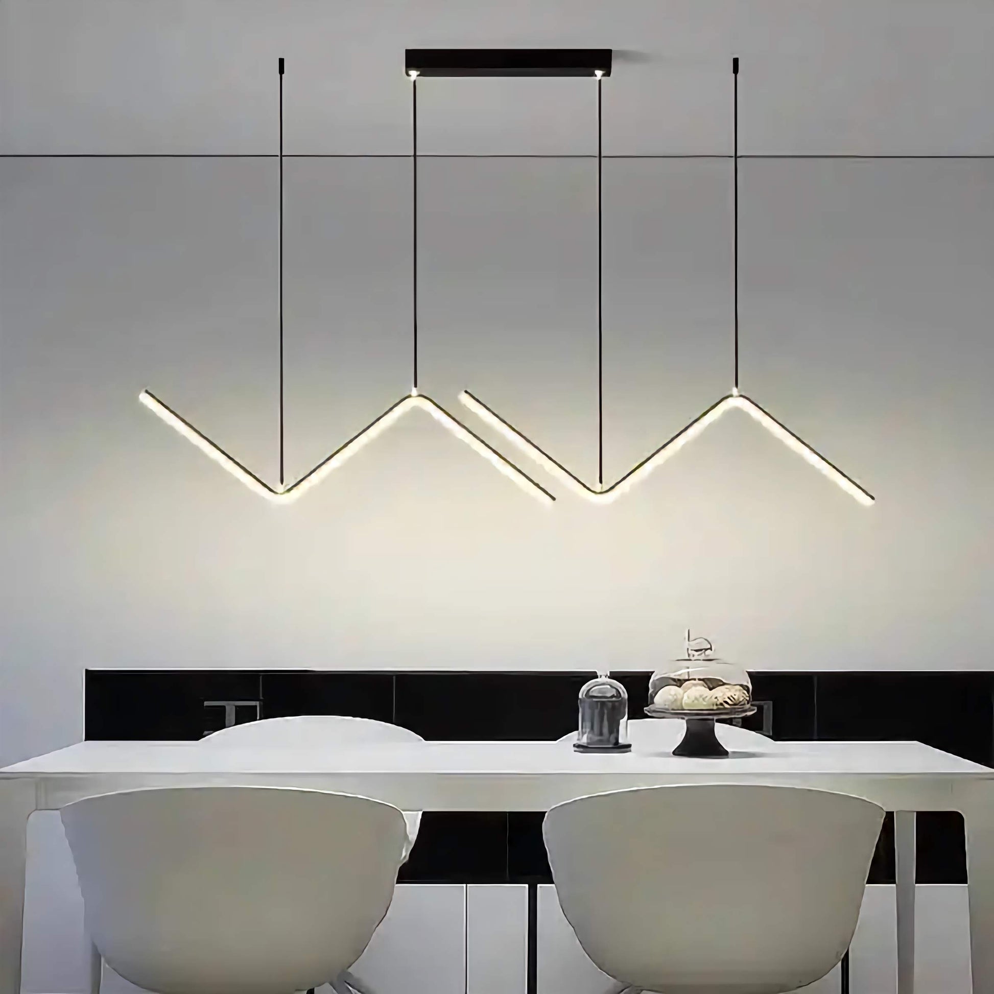 Nowoczesne lampy designerskie do wnętrz marki AODN zawieszone nad białym stołem w jadalni