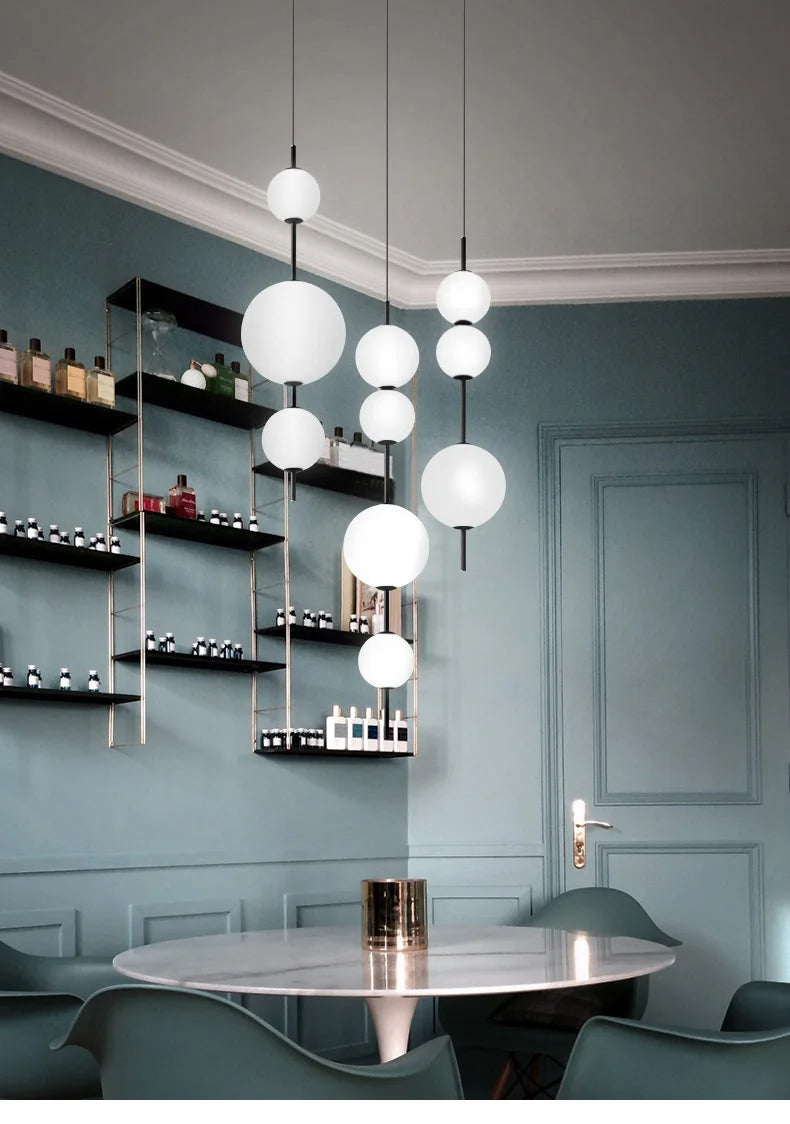 Eleganckie lampy kule wiszące o nowoczesnym designie w stylowym salonie z niebieskimi ścianami