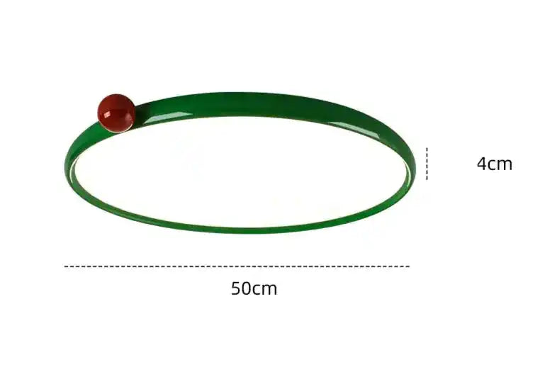 Zielone oświetlenie LED do salonu o średnicy 50 cm z czerwoną dekoracyjną kulką