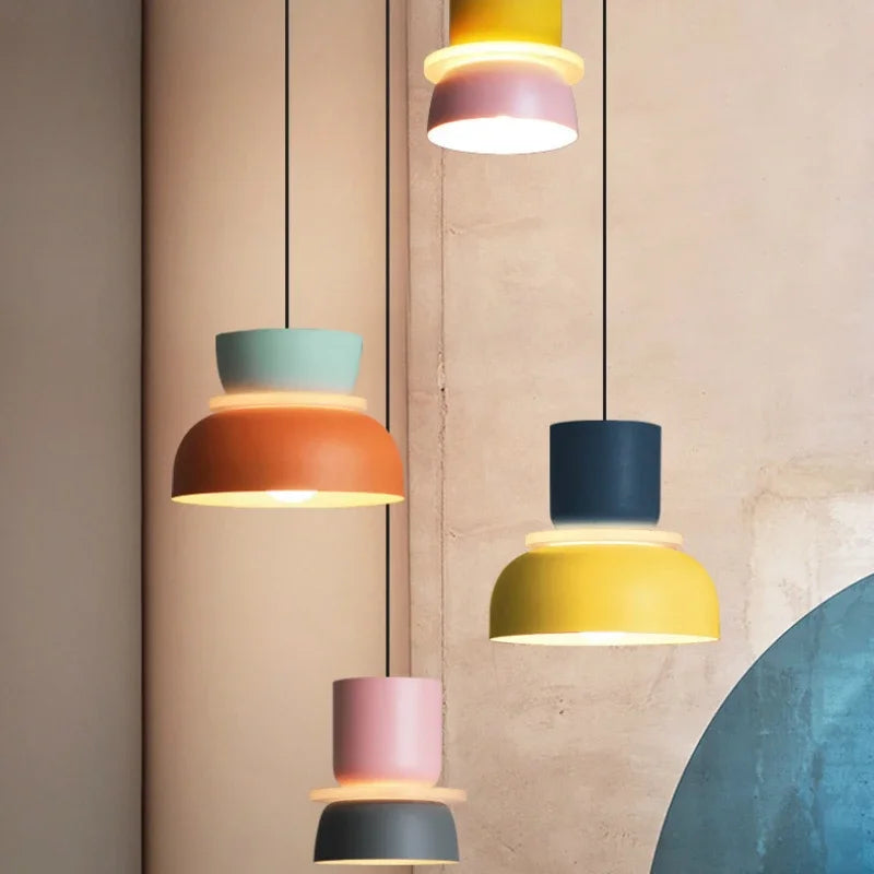 Pastelowa lampa sufitowa, wisząca, wielokolorowa, kadr z przodu, do nowoczesnego salonu