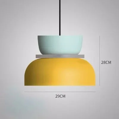 Pastelowa lampa wisząca, dwa klosze w kolorze żółtym i niebieskim, widok z przodu, idealna do salonu