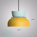 Pastelowa lampa wisząca, dwa klosze w kolorze żółtym i niebieskim, widok z przodu, idealna do salonu