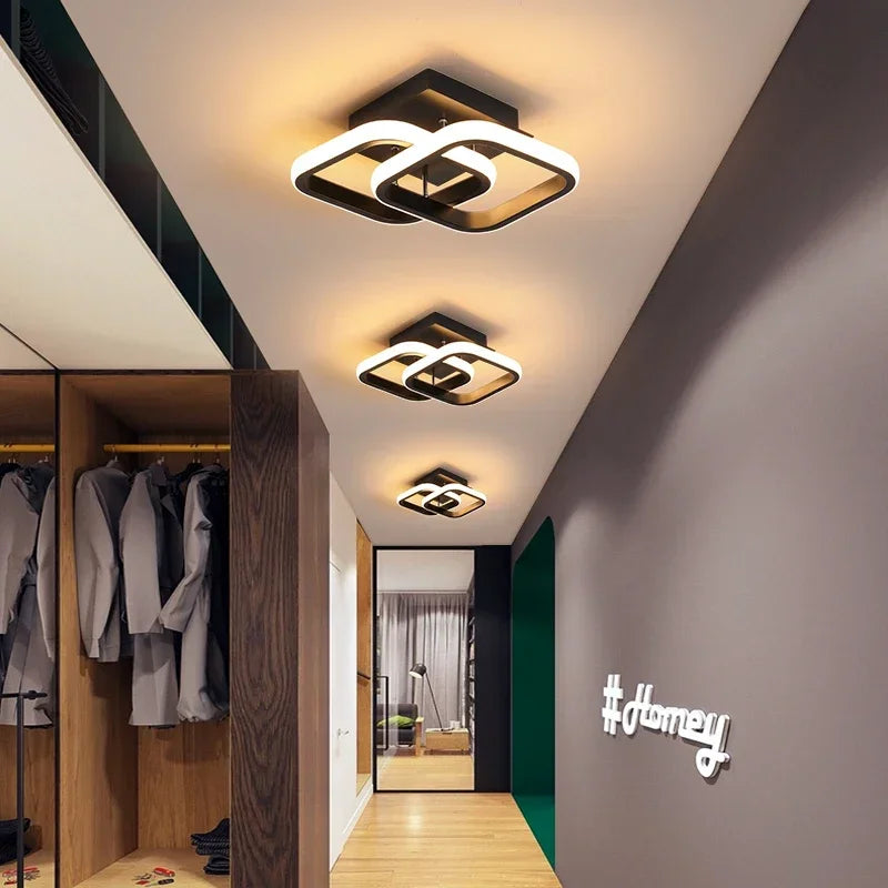 nowoczesny czarny plafon LED z geometrycznym wzorem zamontowany na suficie korytarza