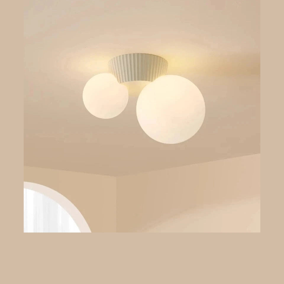 Winfordo plafon sufitowy z dwoma okrągłymi mlecznymi kloszami emitującymi ciepłe światło