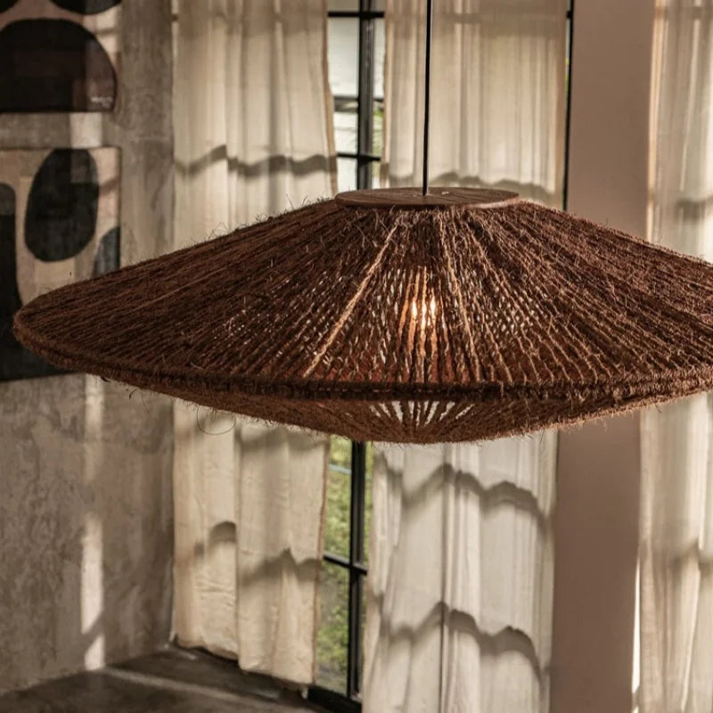 Ratanowa lampa wisząca Gadeliaram w naturalnym stylu, dodająca ciepłe światło do wnętrza
