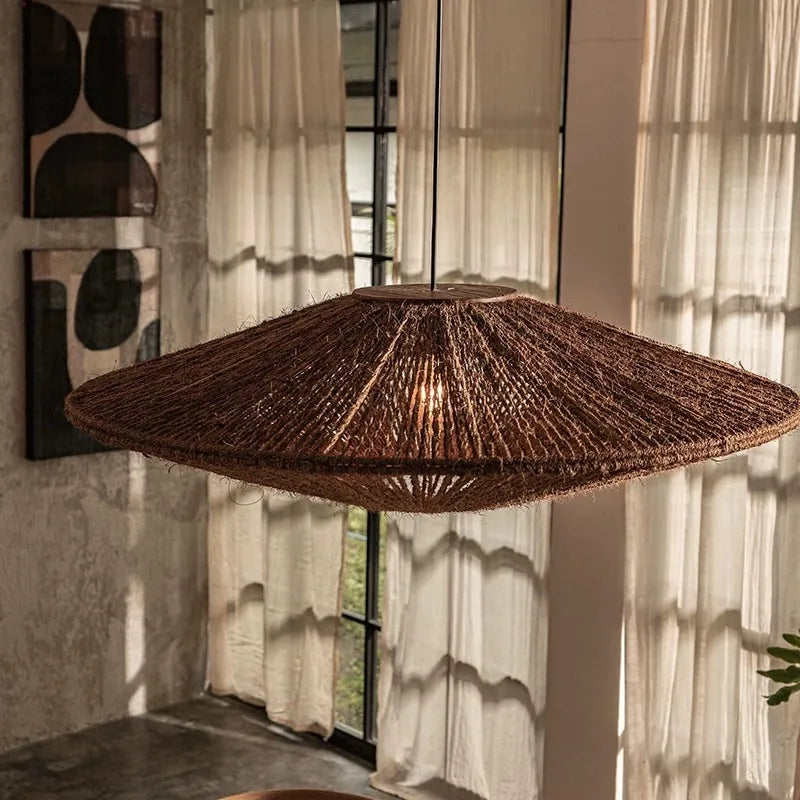 Ratanowa lampa wisząca Gadeliaram w naturalnym kolorze w nowoczesnym wnętrzu