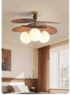 Rattanowa lampa sufitowa z trzema okrągłymi kloszami, idealna do nowoczesnych wnętrz