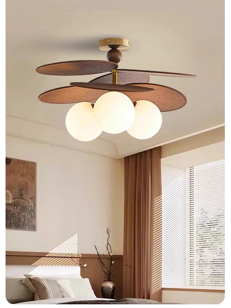 Rattanowa lampa sufitowa z trzema okrągłymi kloszami, idealna do nowoczesnych wnętrz