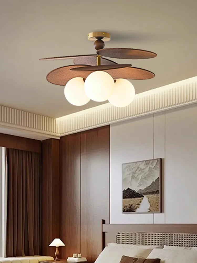 Rattanowa lampa sufitowa Winfordo z trzema kulistymi żarówkami w nowoczesnym stylu