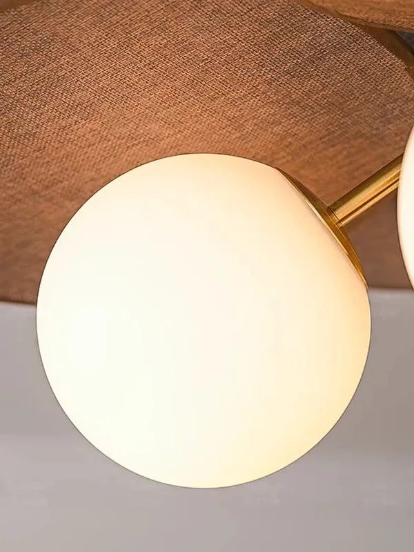 Rattanowa lampa z okrągłym kloszem w eleganckim złotym wykończeniu