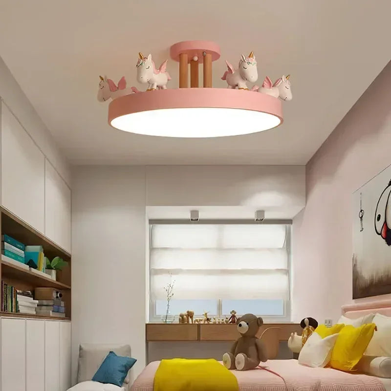 Różowa lampa sufitowa dla dzieci z motywem jednorożców w pokoju dziecięcym