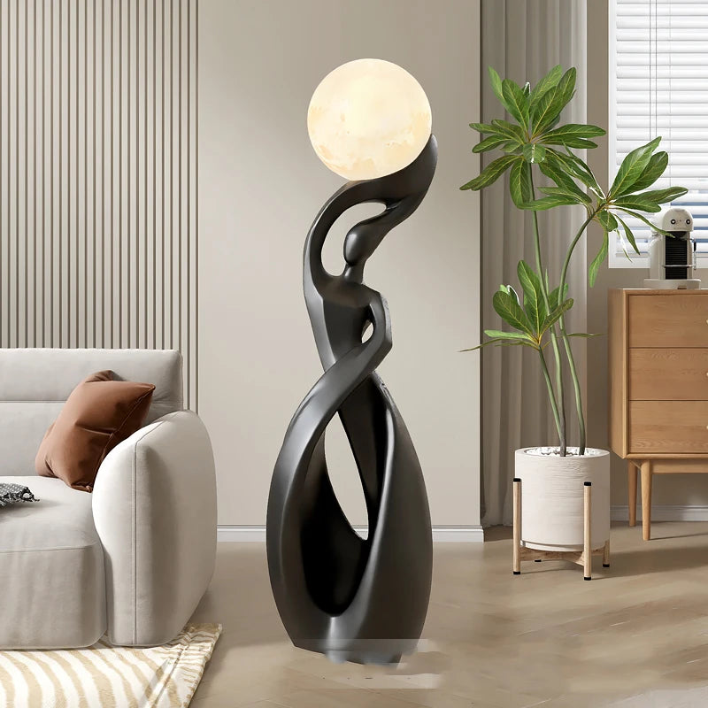 Gbbmade rzeźbiarska lampa stojąca w nowoczesnym salonie z jasną kulą świetlną