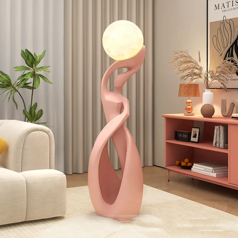 Gbbmade rzeźbiarska lampa stojąca w nowoczesnym salonie z miękkim światłem kuli