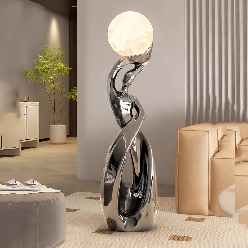 Gbbmade rzeźbiarska lampa stojąca z nowoczesnym srebrnym designem i kulistym światłem