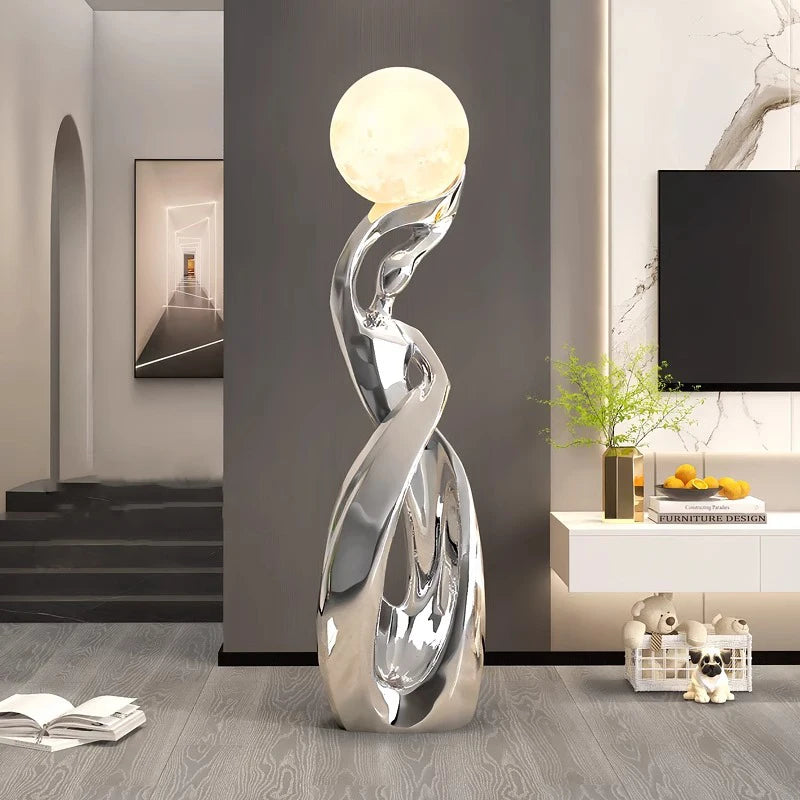 Gbbmade nowoczesna rzeźbiarska lampa stojąca srebrna z kulistym źródłem światła do salonu