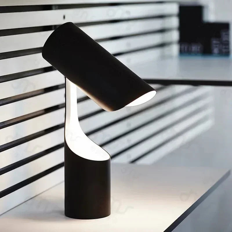 Stylowa lampa biurkowa w nowoczesnym czarnym designie o unikalnym kształcie idealna do biura i domu