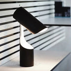 Stylowa lampa biurkowa w nowoczesnym czarnym designie o unikalnym kształcie idealna do biura i domu