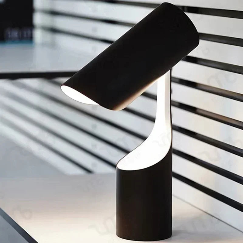 Stylowa lampa biurkowa w nowoczesnym czarnym designie z białym wnętrzem klosza