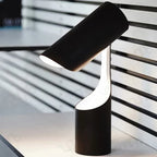 Stylowa lampa biurkowa w nowoczesnym czarnym designie z białym wnętrzem klosza