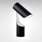 Czarna stylowa lampa biurkowa o nowoczesnym, minimalistycznym designie do oświetlenia przestrzeni roboczej