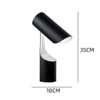 Stylowa lampa biurkowa w czarnym kolorze o nowoczesnym, minimalistycznym designie